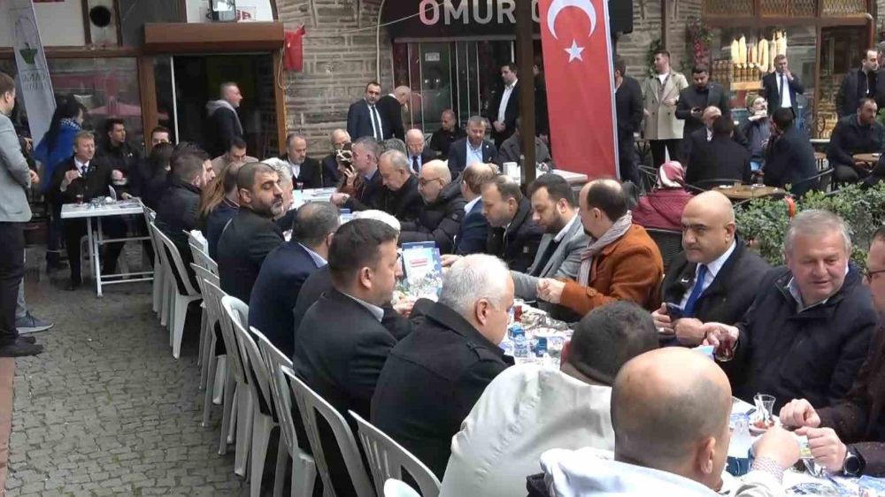Osmangazi'de Çarşı Esnafıyla Kahvaltı Programı: Belediye Başkanı Dündar, Üsküp Parkı'nın Açılışını Gerçekleştirdi