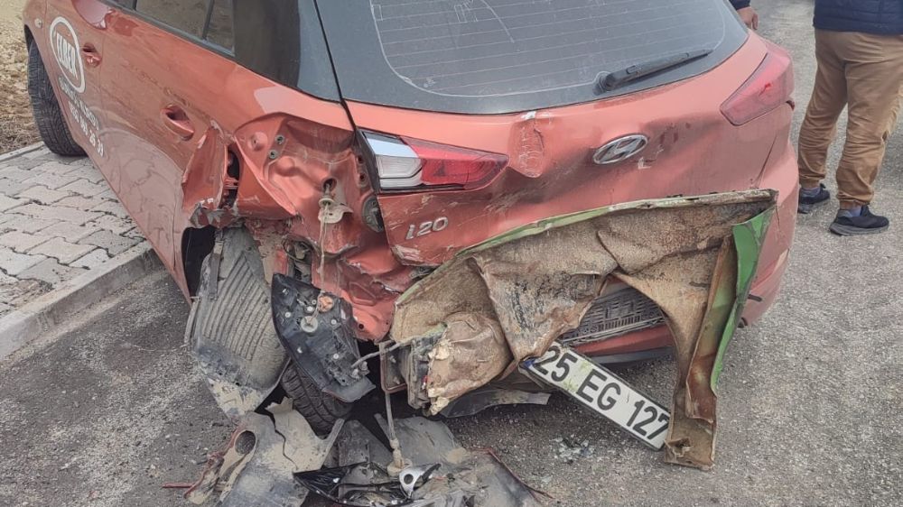 Özalp-Saray Karayolunda Otomobillerin Çarpışması: 1 Ölü, 3 Yaralı! - Haberler