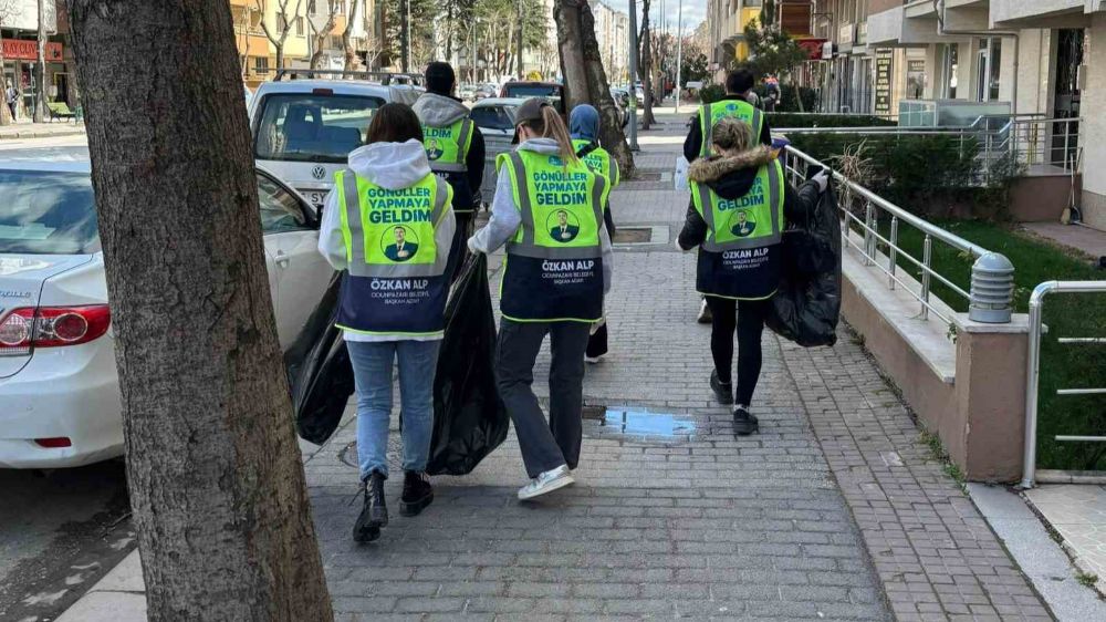 Özkan Alp gönüllüleri, çöp sorununa dikkat çekmek için kolları sıvadı