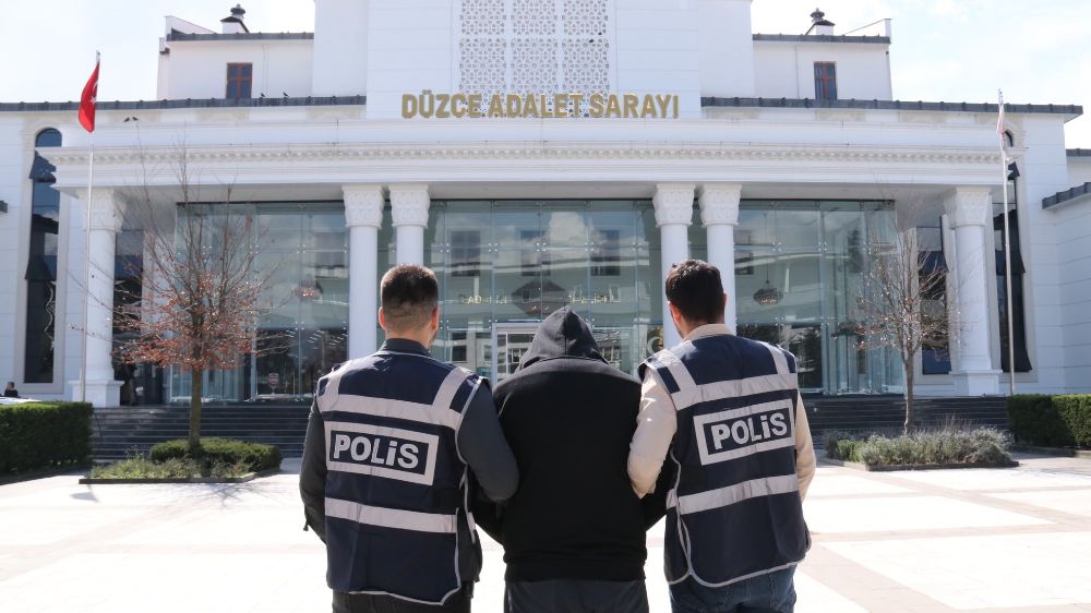 Polis Başarısı Düzce'de: 16 ve 14 Yıl Hapisle Aranan 2 Kişi Tutuklandı! -Haberler