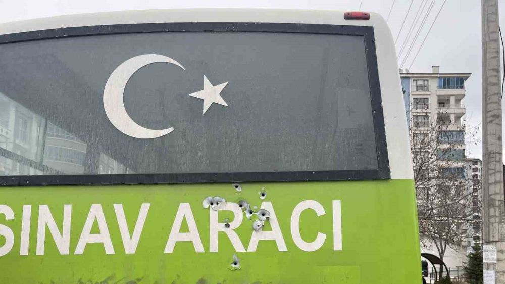 Pursaklar'da Minibüse Yapılan Silahlı Saldırı: Polis, Olay Yerindeki Suçluları Hızla Yakaladı