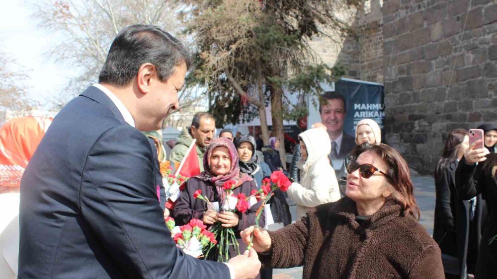 Saadet Partisi  Belediye Başkan Adayı Mahmut Arıkan Kadınlar günün kutladı 
