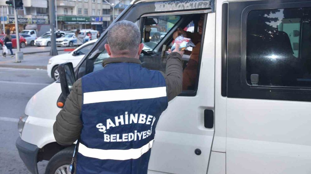 Şahinbey Belediyesi Trafikte Mahsur Kalanlara İftariyelik Dağıttı - Haberler