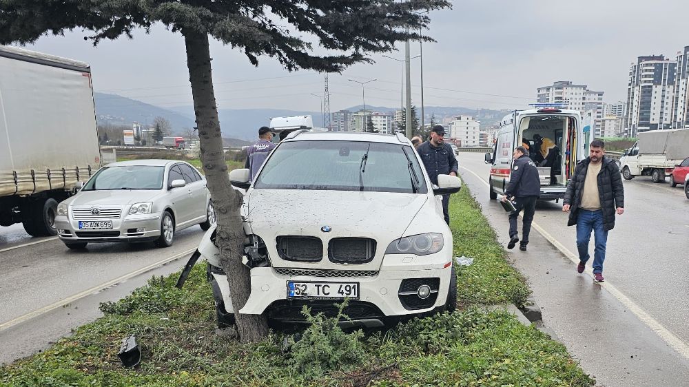 Samsun'da kaza otomobil ağaca çarptı