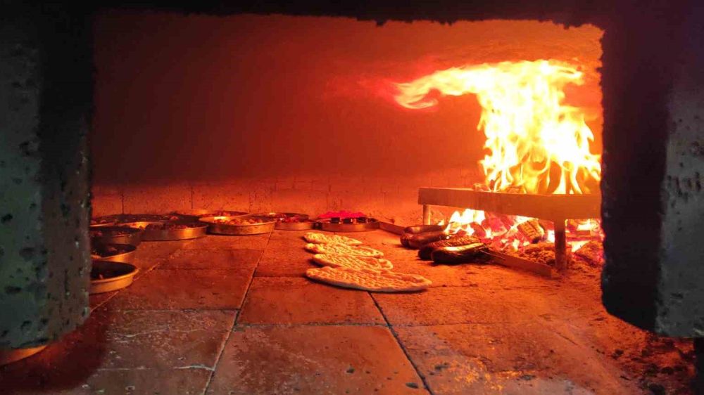 Şanlıurfa’da Tepsi Yemeği Geleneği: Fırınlar İftar Sofralarını Hazırlıyor - Haberler