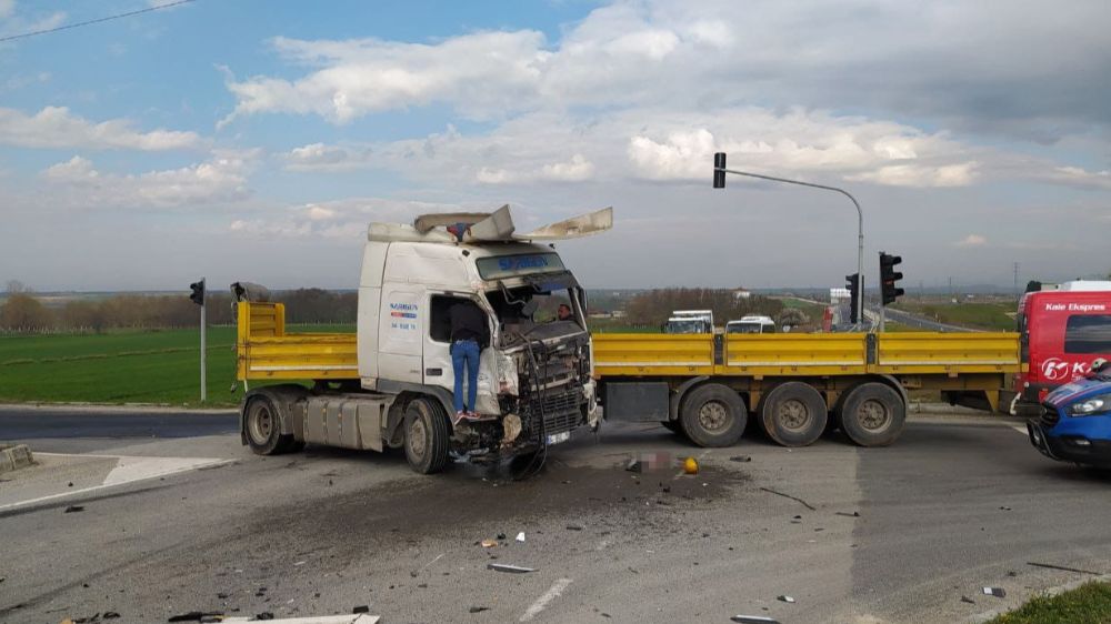 Saray'da Tır ile Minibüs Çarpıştı: 5 Ölü, 10 Yaralı - Haberler