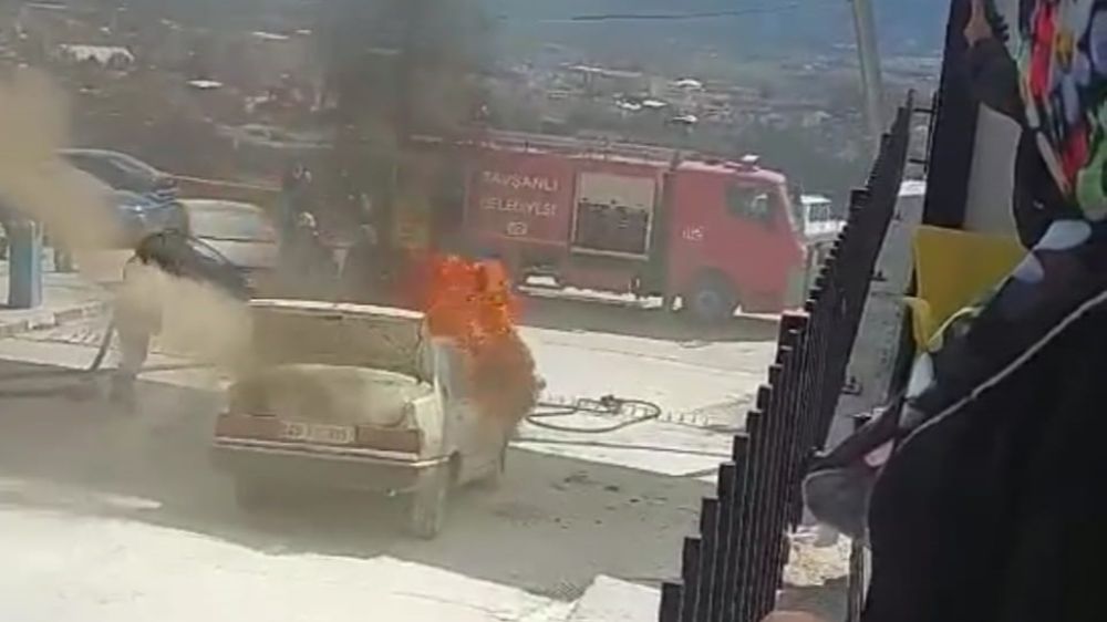 Seyir halindeki bir otomobilde çıkan yangın korkuttu - Haberler