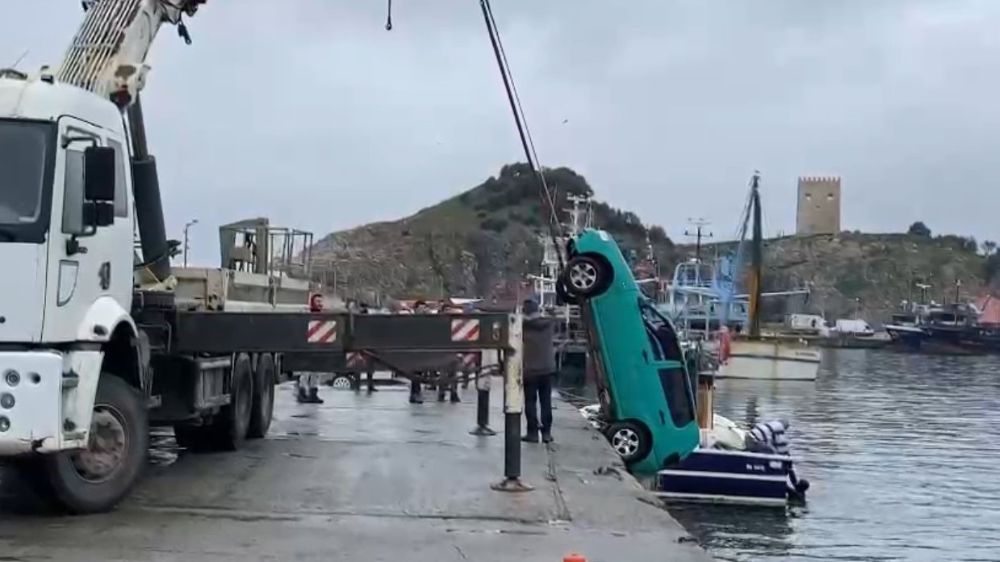 Şile Limanı'nda Otomobil Denize Düştü: Vinç Yardımıyla Kurtarıldılar!