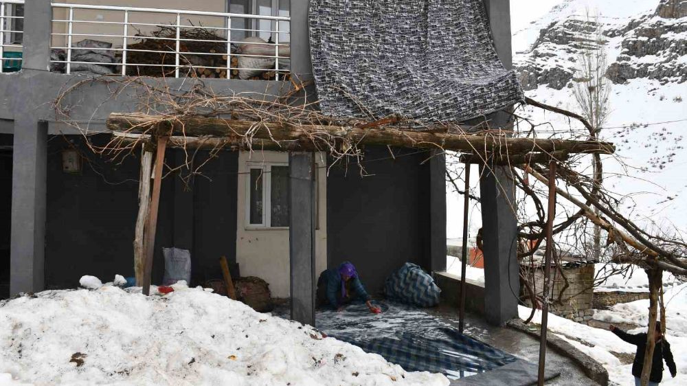 Şırnak'ta Bahar Hazırlığı: Eksi 16 Derecede Halı Yıkamak
