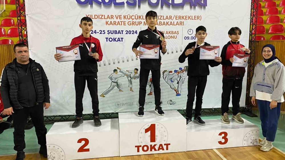 Sivaslı Sporcular Tokat'ta Karate Müsabakalarında Ödül Ald