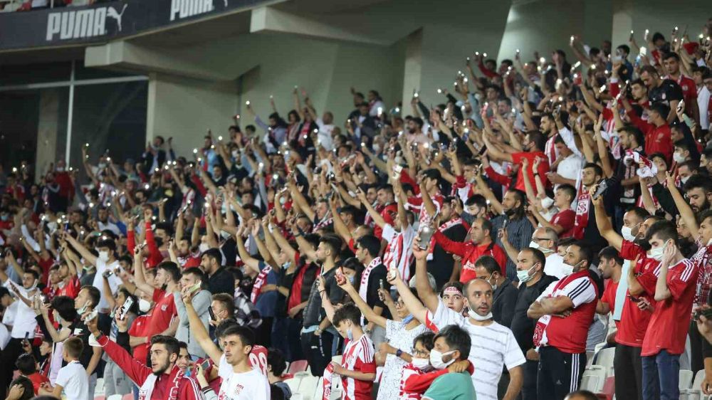 Sivasspor taraftarları maç saatini beğenmedi, tepki gösterdi!
