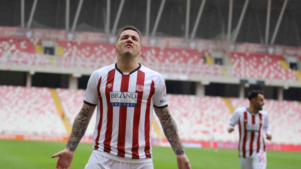 Sivasspor'un Golcü Futbolcusu Rey Manaj, Arnavutluk Milli Takımı'na Seçildi!