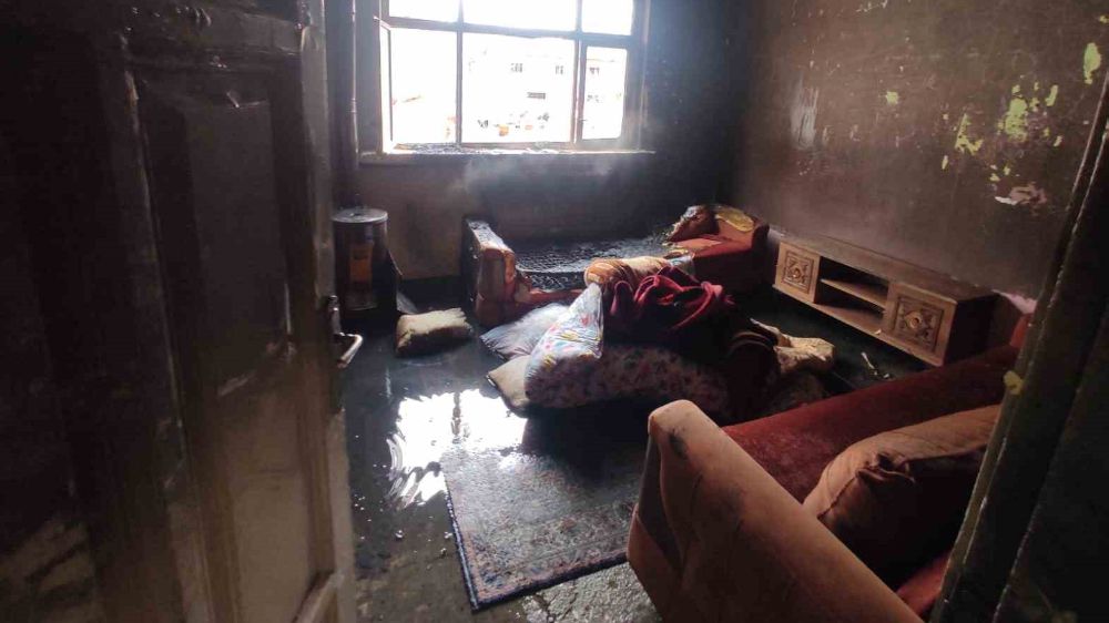Sokaktaki Ev Yangını Sivas'ta Paniğe Neden Oldu
