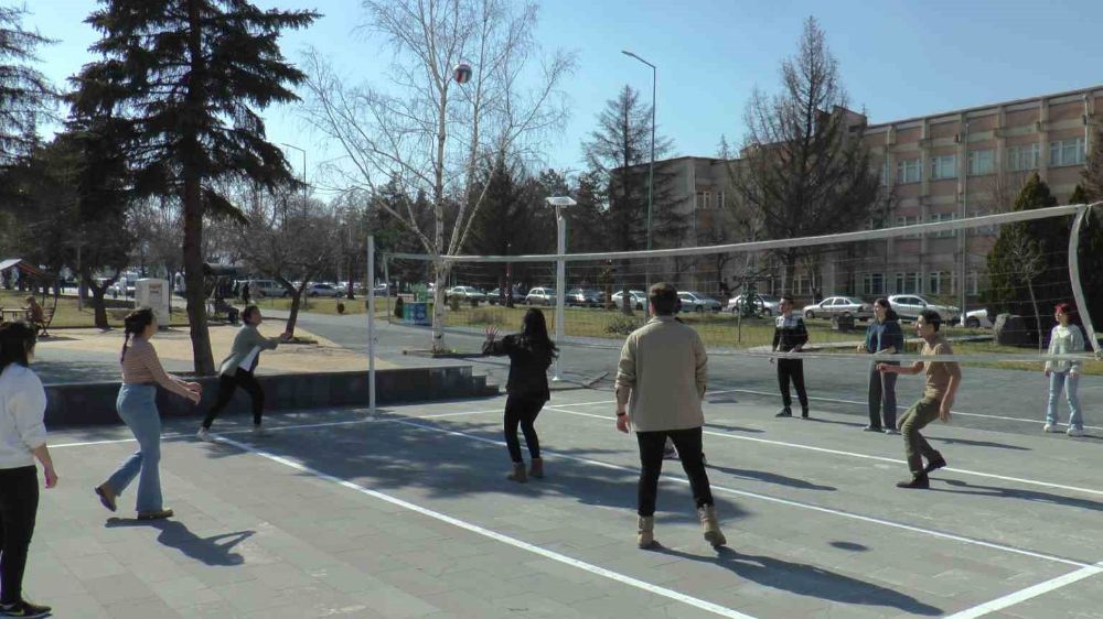 Tıp Fakültesi Öğrencileri ERÜ'de Sanat ve Sporla Kendilerini Geliştiriyor
