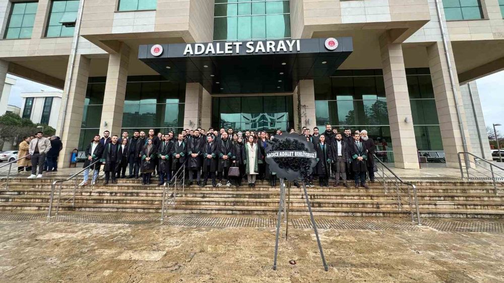 Trabzonlu avukatlardan, tutuklamalara sessiz protesto