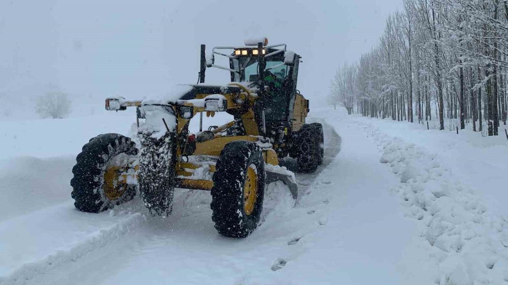 Tunceli’de kapalı bulunan köy yolları için çalışmalar devam ediyor 