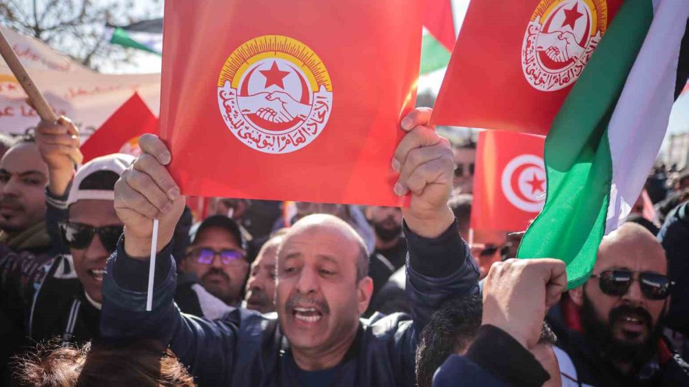 Tunus’ta binlerce kişi Kasbah Meydanı’nda hükümeti protesto etti