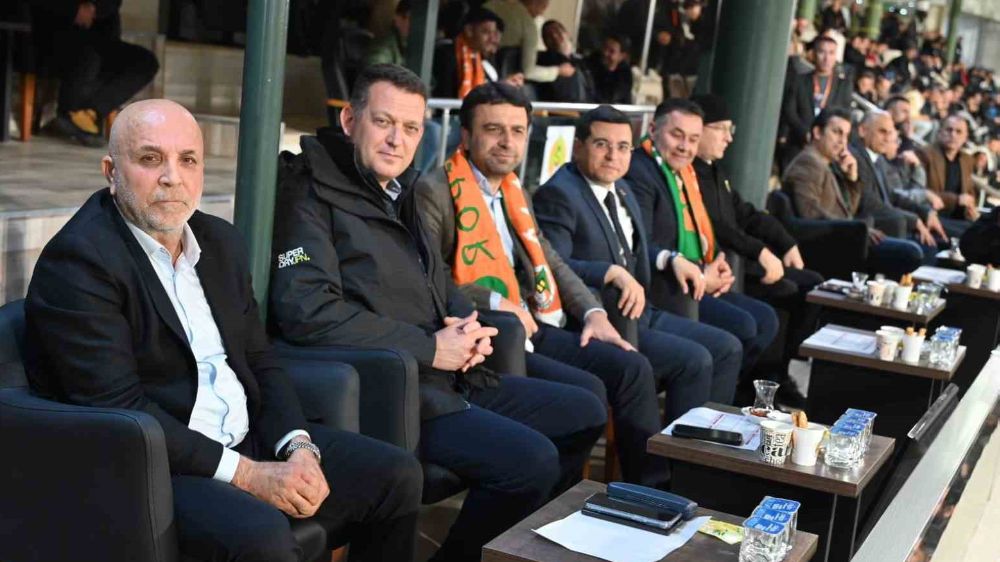  Tütüncü, Alanyaspor-Trabzonspor maçını tribünden izledi
