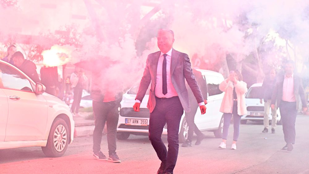 Ümit Uysal, Antalyaspor maçında meşalelerle karşılandı