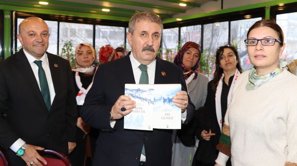 Ümran Dağaşan Özlük'ten Büyük Birlik Genel Başkanı Mustafa Destici’ye hediye 