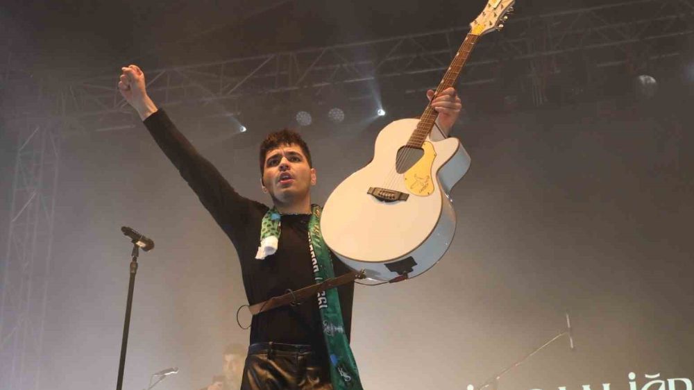 Ünlü Şarkıcı Emir Can İğrek, İzmit'te Kadın Festivalinde Coşkuyla Karşılandı