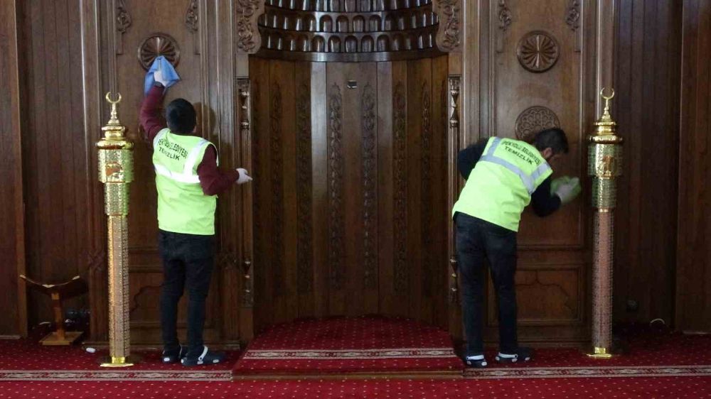 Van’da camiler 11 Ayın Sultanı için hazırlanıyor