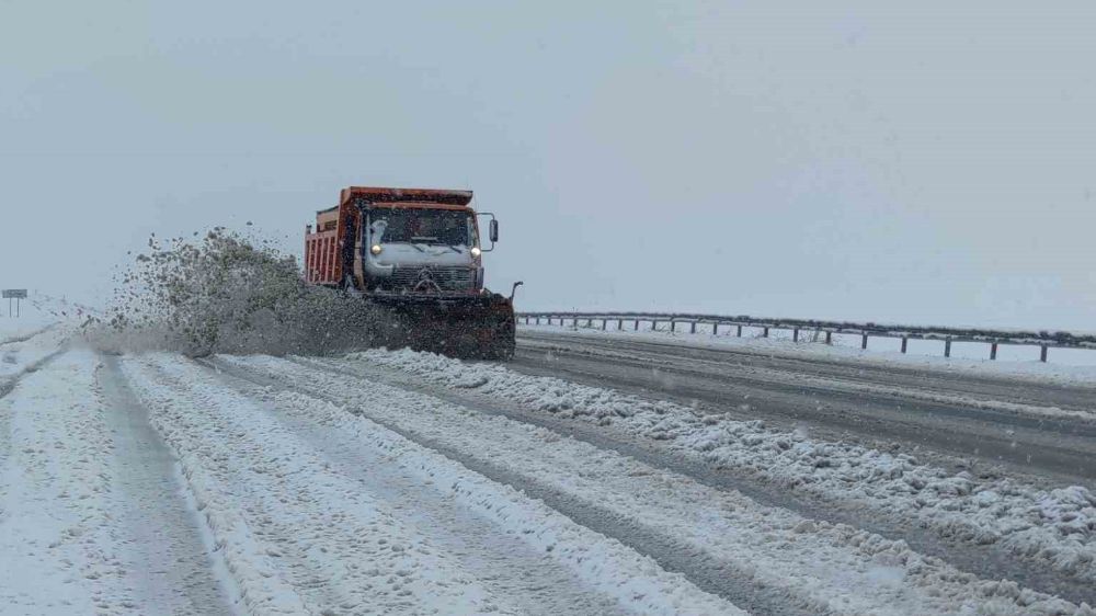 Van'da Kar Yağışı: 11 Yol Kapalı, Ulaşım Zorlaştı! - Haberler