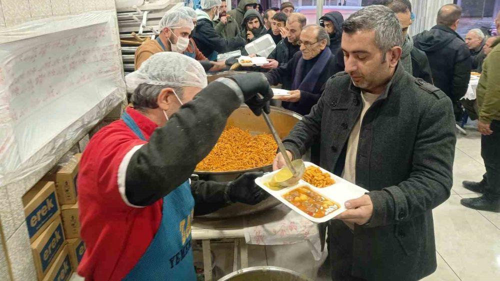 Van'da Yemek Fabrikasından Geleneksel Ramazan İftarı: Her Gün Yüzlerce Kişiye Ücretsiz Yemek