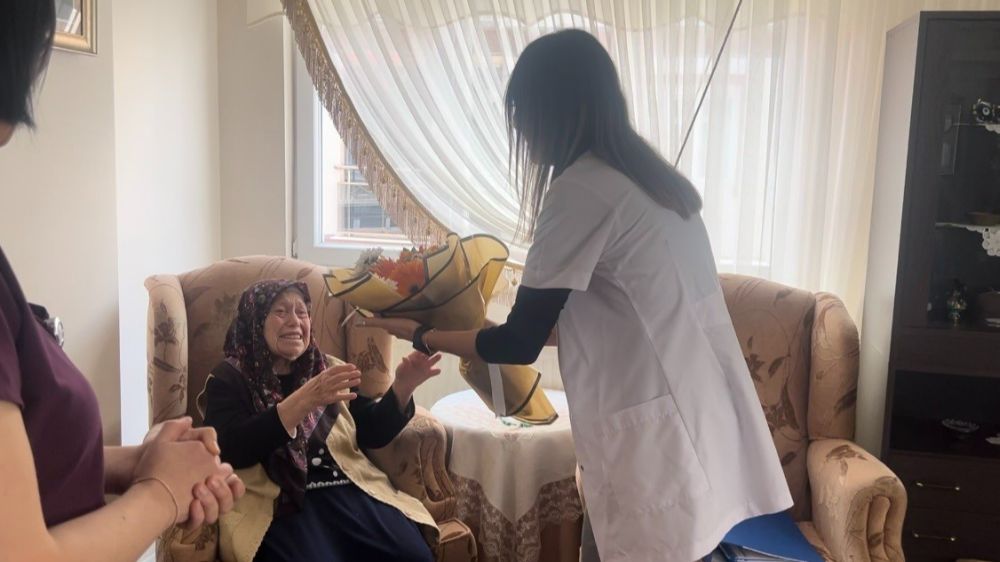 Yaşlılar Haftasında 101 yaşındaki kadını ziyaret ettiler