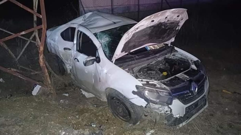 Yüksek Gerilim Hattı Direğine Çarpan Otomobilde Kaza: Eskişehir'de 2 Yaralı