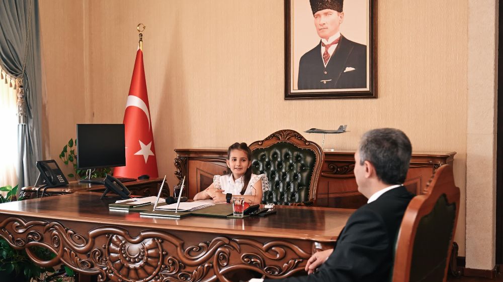 23 Nisan'da Antalya'da minik Beren Arslan Vali oldu