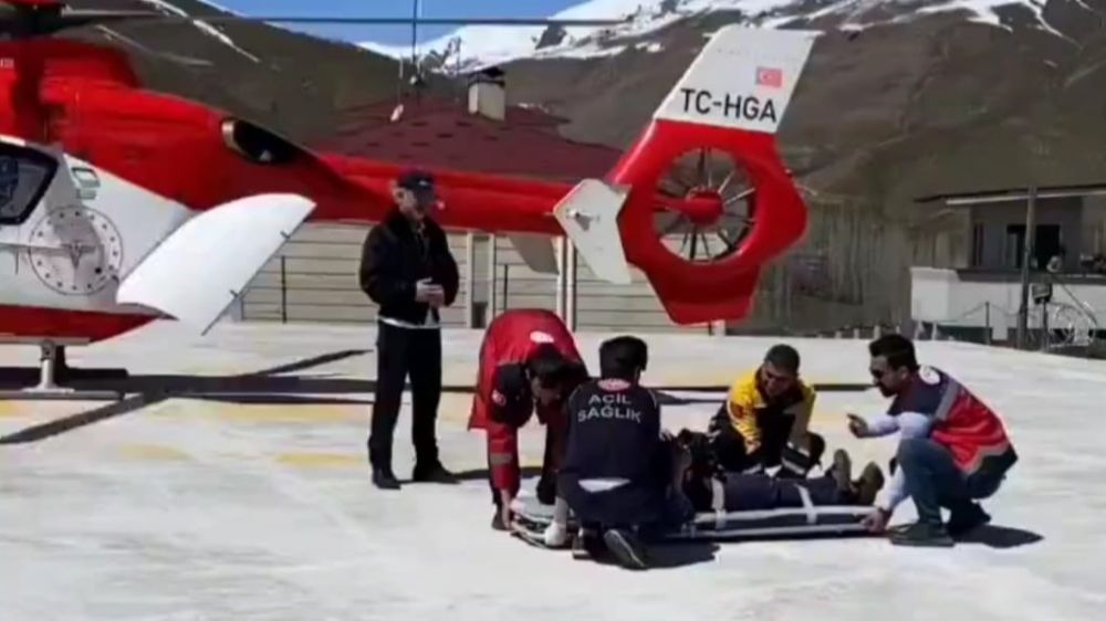 Acil Durum: 16 Yaşındaki Hasta Van'a Helikopter Ambulansla Nakledildi - Haberler
