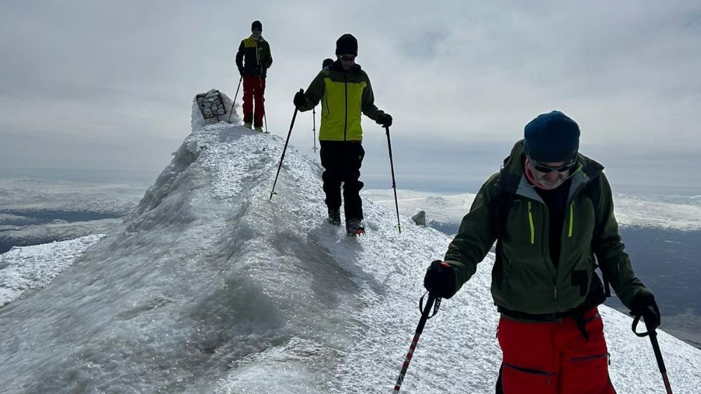 Ağrı Dağı'nda Hem Tırmanış Hem Kayak: Dağcılar Zirveye Kayakla İndiler