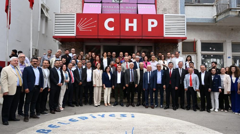 Antalya 'da CHP'liler il binasında bayramlaştı 