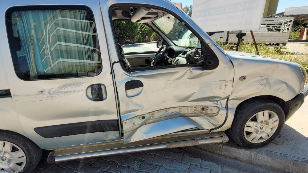 Antalya'da kaza 2 yaralı! Kamyonetle çarpıştı