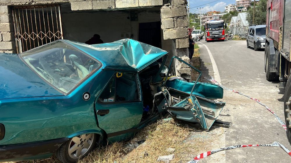 Antalya’da  kontrolden çıkan araç barakaya çarptı; sürücü ağır yaralı