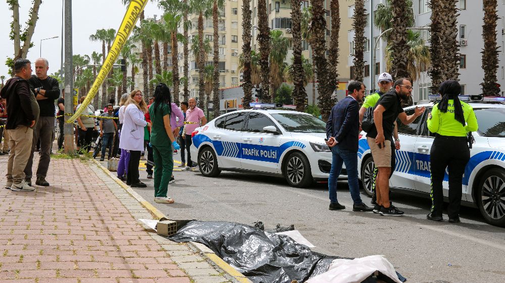 Antalya'da öğle izninde alışverişe çıkan gence otomobil çarptı