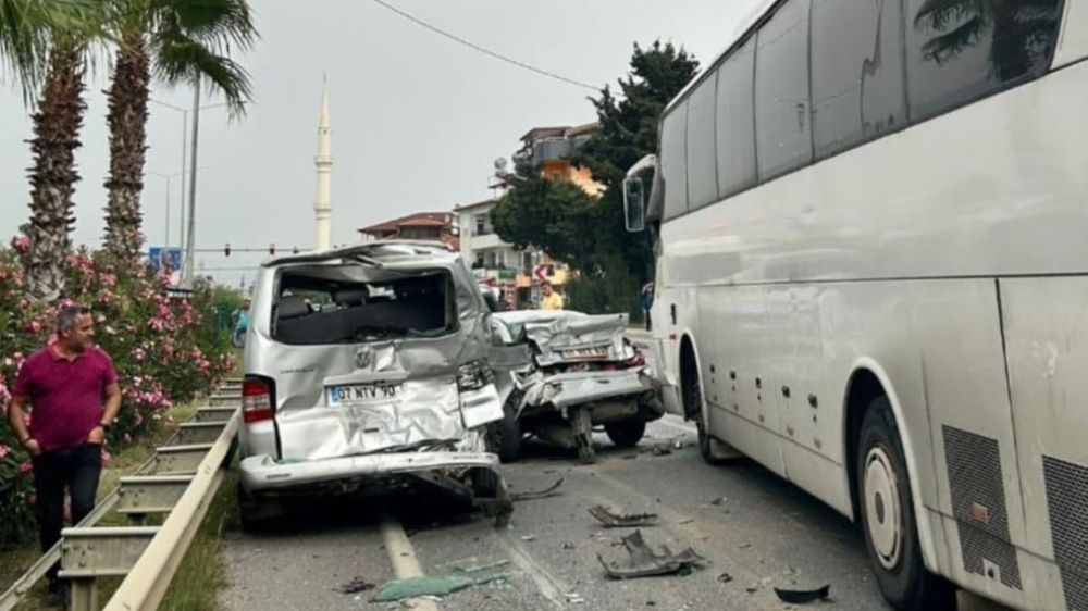 Antalya’da zincirleme kaza 4 kişi yaralandı