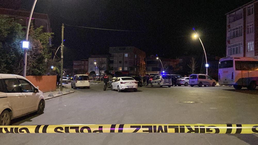 Arnavutköy'de muhtarlık kavgasında silahlar çekildi; yoldan geçen adam ağır yaralandı