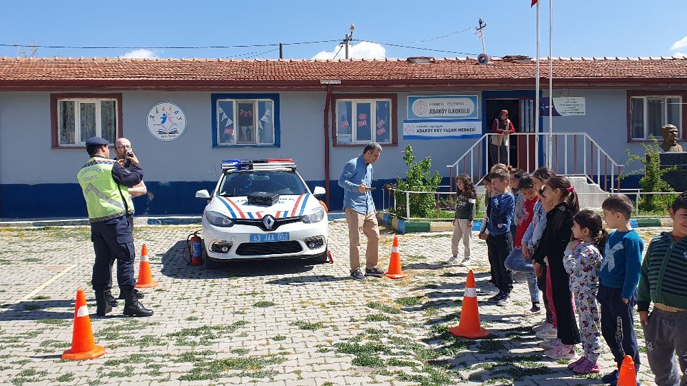 Aslanapa'da Jandarma Tarafından Adaköy İlkokulunda Trafik Eğitimi Verildi