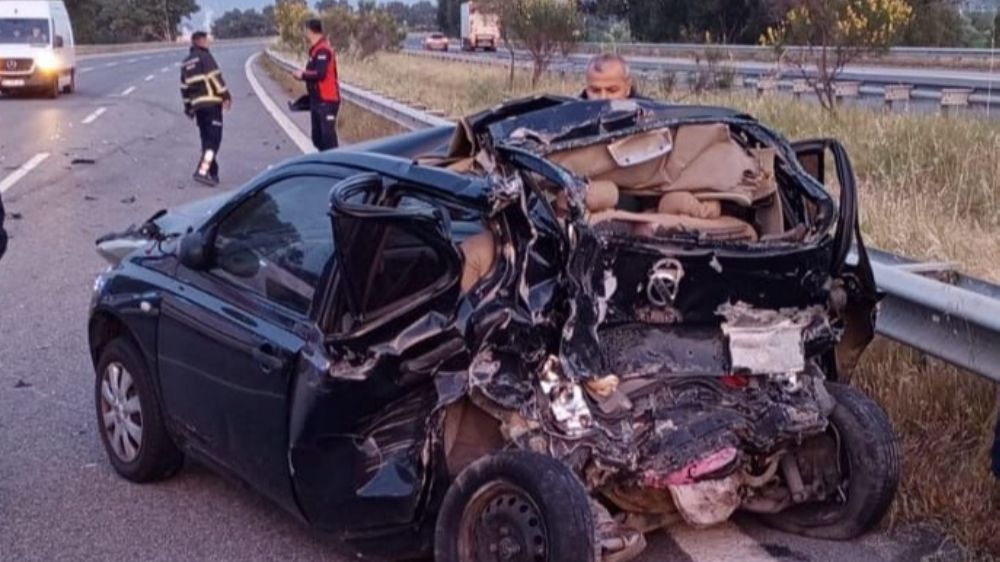 Aydın-İzmir Otoyolu'nda tır ile otomobil çarpıştı