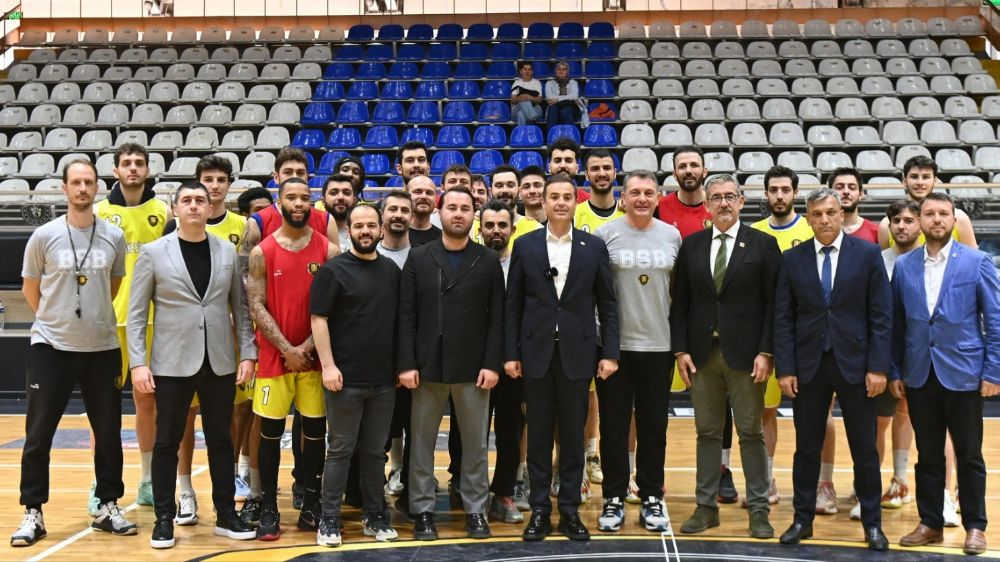 Balıkesir Büyükşehir Belediye Başkanı Akın'dan Basketbol Takımına Destek!
