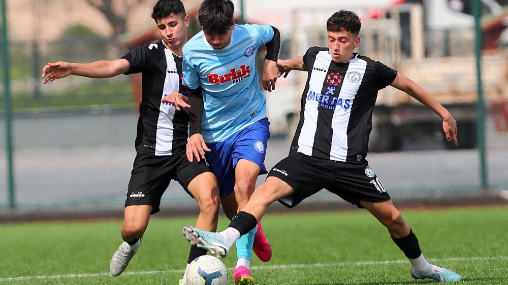 Burhaniye Belediyespor U-18 Futbol Takımı 2. kez Türkiye Şampiyonası'nda