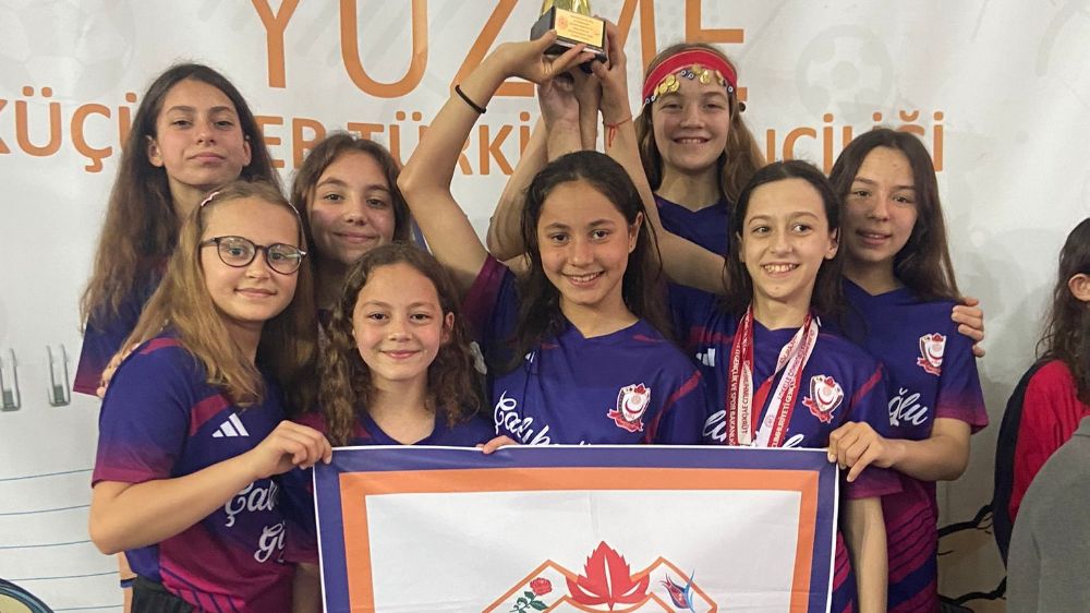 Bursa'da Sabiha Köstem Ortaokulu Yüzme Takımı, Türkiye Şampiyonluğuna Ulaştı