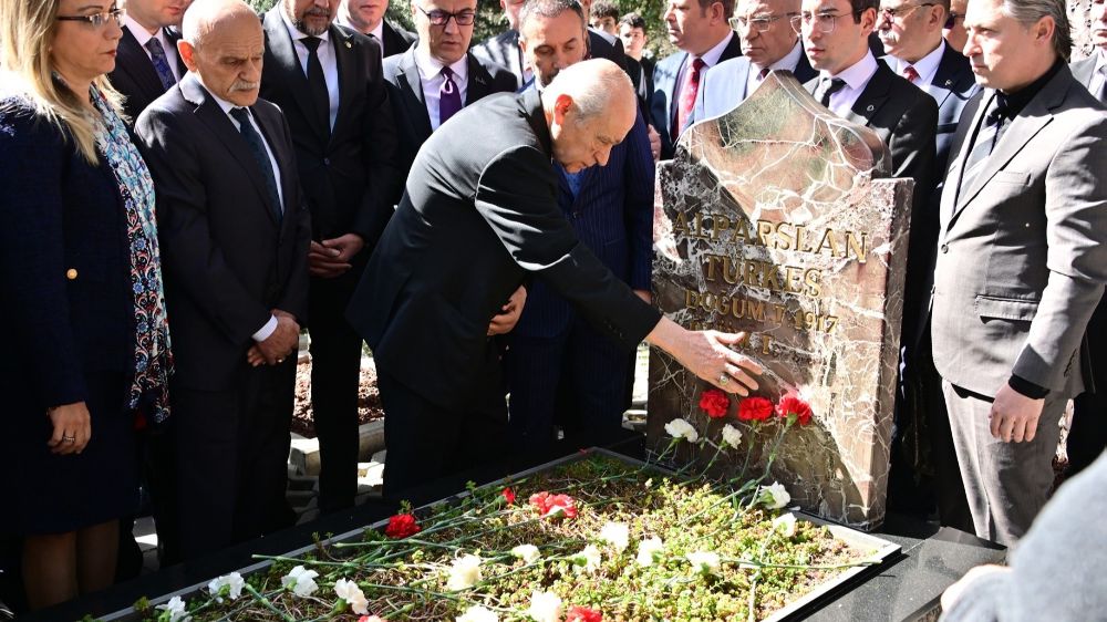 Devlet Bahçeli, Alparslan Türkeş'in Mezarını 27. Yılında Ziyaret Etti - Haberler