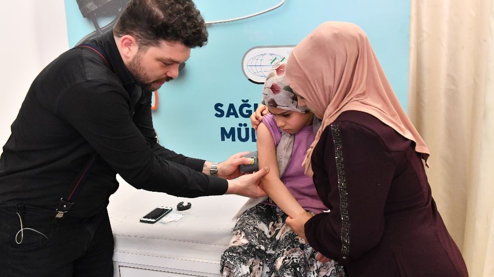 Diyabet Hastası Minik Rabia Aytunç'a Esenyurt Belediyesi'nden Şeker Ölçüm Cihazı Desteği