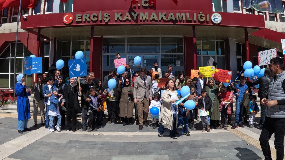 Erciş'te Otizm Farkındalık Etkinliği: Balonlar Gökyüzüne Uçtu