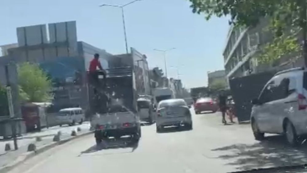Gaziantep'te Tehlikeli Macera: Aracın Üstünde Yolculuk