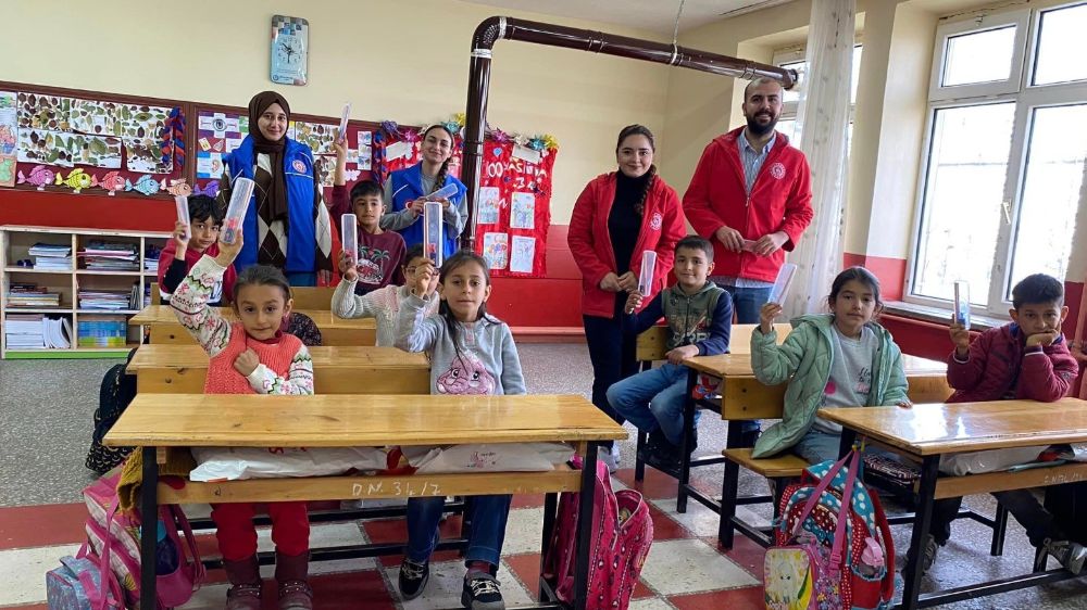 Gençlik Merkezi Üyeleri, Köy Okullarındaki Çocuklara Kalem Seti Vererek Mutlu Etti - Haberler