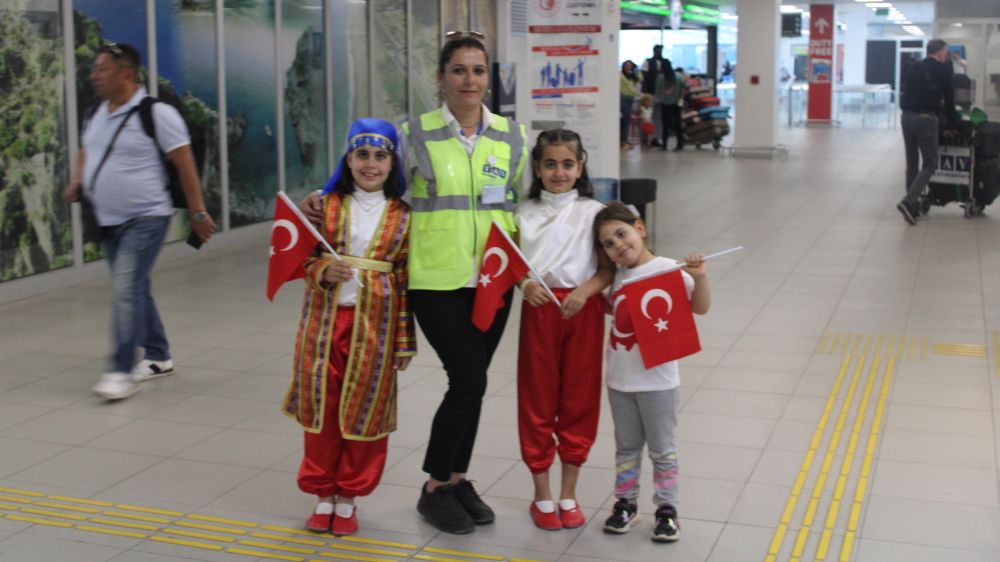 Havalimanında yolcu çocuklara 23 Nisan etkinliği